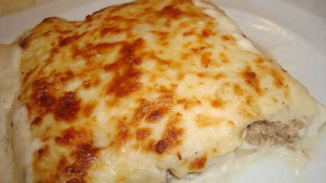 Canelones de carne cubiertos con bechamel, queso rallado y cocinados al horno. (Foto: Wikimedia)
